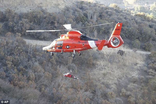 Trực thăng cứu hộ giải thoát nạn nhân khỏi khe núi. Ảnh: AP