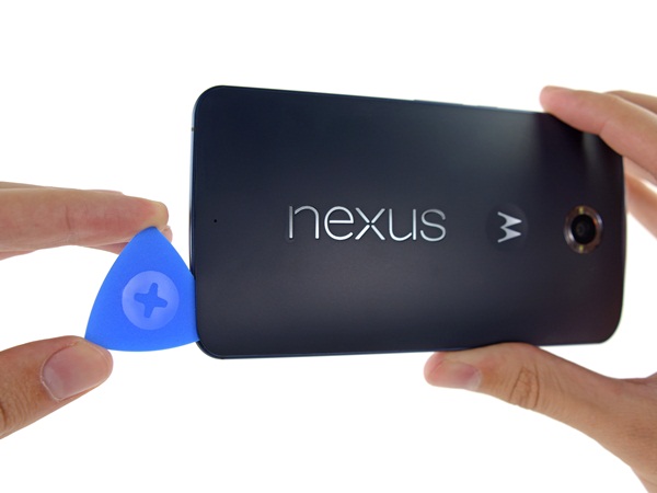 Dùng miếng nhựa để gỡ nắp sau Nexus 6.