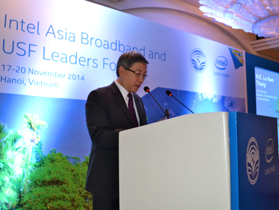 Thứ trưởng Bộ TT&;TT Lê Nam Thắng phát biểu tại khai mạc Diễn đàn Intel châu Á của các nhà lãnh đạo Băng thông rộng và Quỹ Viễn thông Công ích vào sáng 18/11 tại Hà Nội. Ảnh: H.U