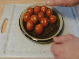 Perfectly cắt cà chua anh đào tất cả cùng một lúc