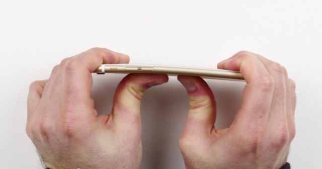 Apple muốn báo chí ngừng thử nghiệm việc bẻ cong những chiếc iPhone của họ.