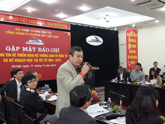 Đại diện Tổng công ty Đường sắt Việt Nam trả lời báo giới về hệ thống bán vé điện tử