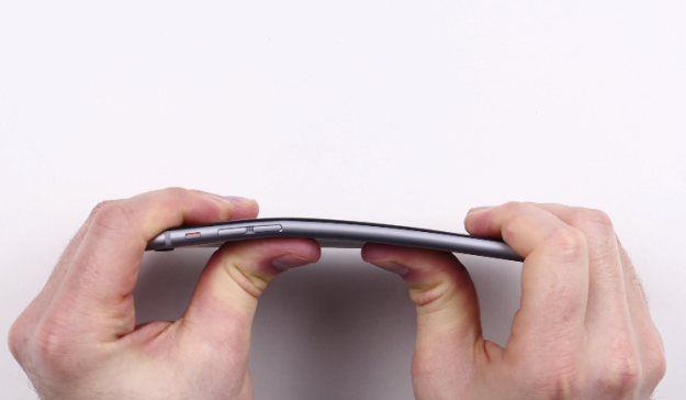 CEO Foxconn: Bẻ cong iPhone 6 Plus là trò của đối thủ