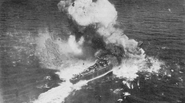Máy bay chiến đấu của Nhật mang theo thuốc nổ và bình xăng cảm tử để tiêu diệt tàu chiến của Mỹ.