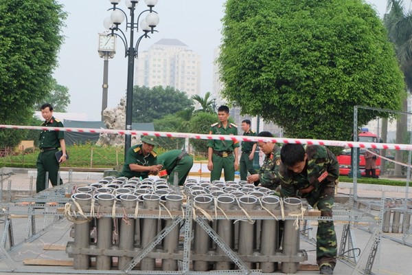 Cảnh chuyển pháo vào bệ phóng chuẩn bị cho màn pháo hoa hoành tráng tối nay 2