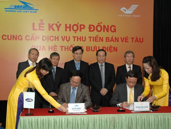 Ông Vũ Tá Tùng, TGĐ Tổng Công ty Đường sắt Việt Nam (ngồi bên trái) và ông Phạm Anh Tuấn, TGĐ VietnamPost ký hợp đồng cung cấp dịch vụ thu hộ tiền vé điện tử qua Bưu điện.