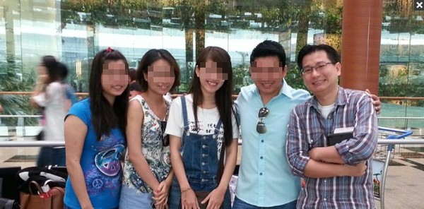 Anh thoại cùng bạn gái và bạn bè của mình gặp ông Kang (ngoài cùng bên phải) tại sân bay Changi - Singapore.