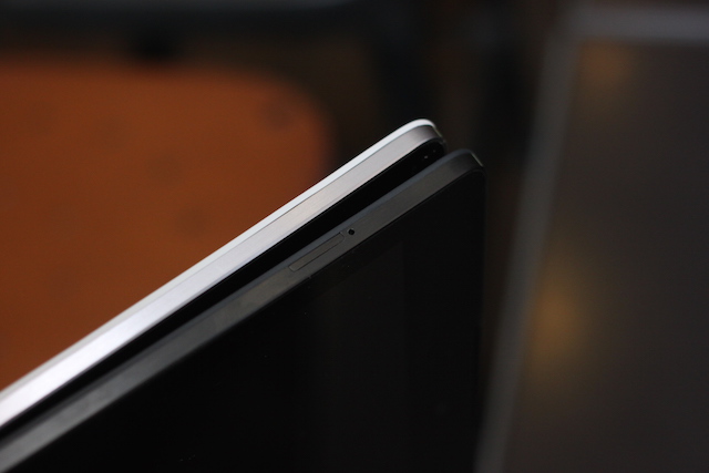 Khe cắm SIM xuất hiện trên phiên bản màu đen, nằm ở cạnh trái của chiếc tablet này.