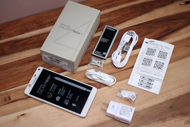 Đi k&egrave;m m&aacute;y c&oacute; sạc, c&aacute;p, s&aacute;ch hướng dẫn, pin, tai nghe v&agrave; c&aacute;c đầu b&uacute;t thay thế.