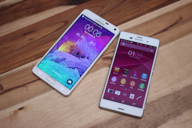 So s&aacute;nh với Xperia Z3 hai SIM.
