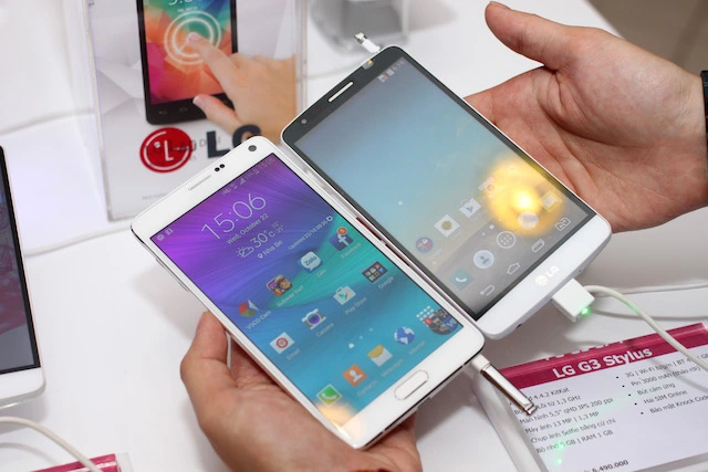 So với Galaxy Note 4, một smartphone khác có trang bị bút cảm ứng.