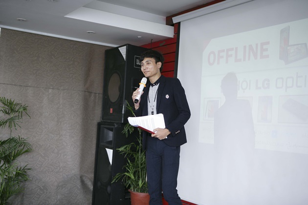Anh Lộc, chủ của hàng Lộc Mobile là MC chính cho buổi offline sôi động này.