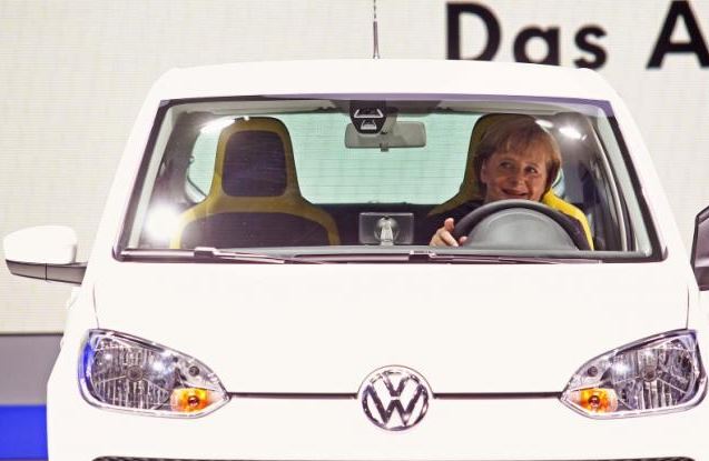  Thủ tưởng Đức Angela Merkel ngồi trên một chiếc xe VW trong một triển lãm xe 