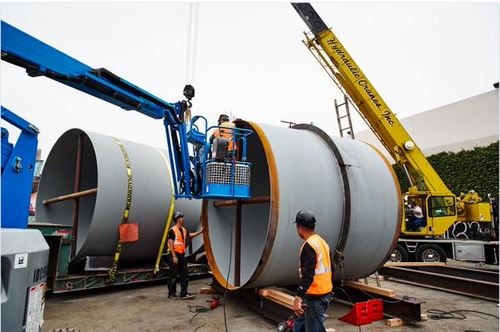 Hình ảnh chiếc ống thép đầu tiên trong quá trình chế tạo Hyperloop.