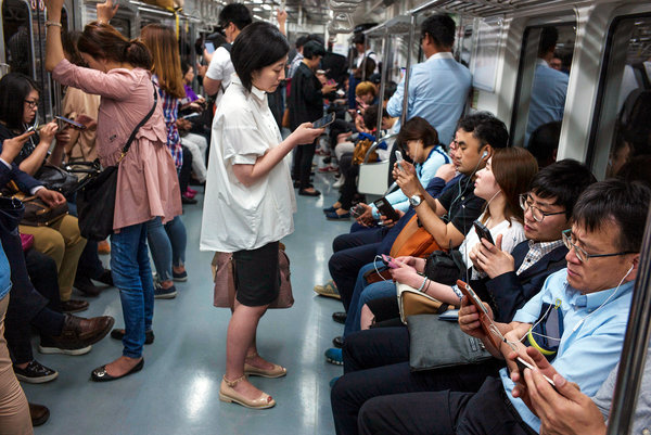 Ở Seoul, thậm chí mọi người còn có thể stream một bộ phim chất lượng cao ngay trên điện thoại khi đi tàu điện ngầm - dù chúng nằm sâu dưới mặt đất