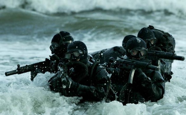 Hình ảnh đặc nhiệm hải quân Mỹ với súng MP5.