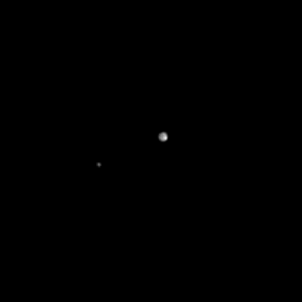 Từ những hình ảnh thu được của tàu vũ trụ New Horizons vào tháng 4, các nhà khoa học đã lập ra quỹ đạo của Mặt trăng Charon quay quanh sao Diêm Vương.