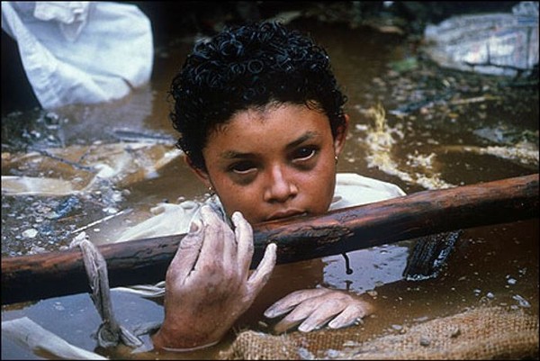  Đôi mắt hấp hối- Cô bé người Colombia Omayra Sanchez, 13 tuổi, chết trong một vụ phun trào núi lửa vào năm 1985. Trong bức ảnh Sanchez bị kẹt dưới đống đổ nát của căn nhà trong 3 ngày trước khi lìa đời. Nhiều nhà báo đã chứng kiến quá trình thay đổi tâm lý của Sanchez lúc ấy, từ sự thanh thản bình tĩnh sang sự quằn quại đau đớn khi phải đối mặt với tử thần. 