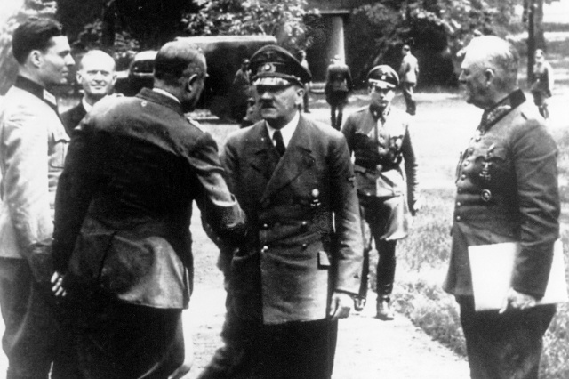 Đại tá Stauffenberg ngoài cùng bên trái, gặp Hitler tại căn cứ tư lệnh khu Rastenburg.