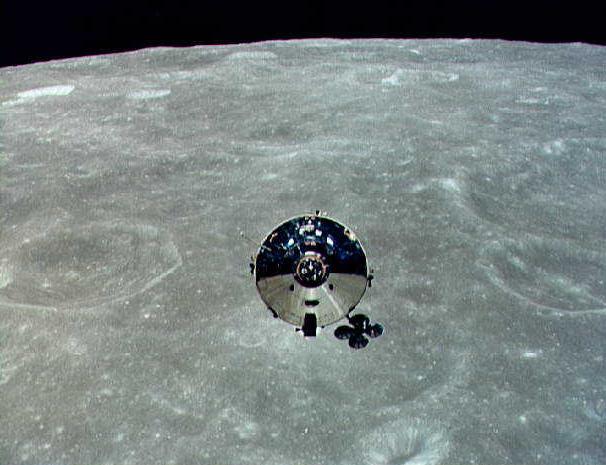 Tàu vũ trụ Apollo 10 tiếp cận thành công Mặt trăng, diễn tập cho lần đặt chân của con người lên Mặt trăng.