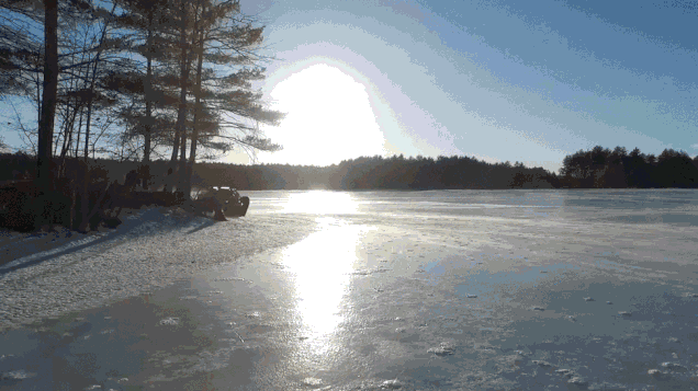 Dưới đây là một xe tăng Drifting Across A Frozen Hồ