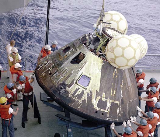 Tàu Apollo 13 hạ cánh xuống Thái Bình Dương và được cứu hộ lên bờ.