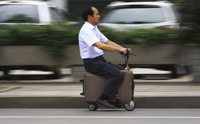 He Liang bỏ ra 10 năm để thiết kế ra chiếc vali kiêm xe máy, có vận tốc đạt đến 19,3 km/h. Chiếc vali này có thể chạy được khoảng 48 đến 64 km cho 1 lần sạc