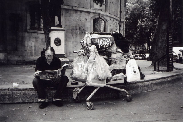 Mọi thứ tôi có hay còn gọi là những cái túi của đời tôi. Chụp tại Strand, London, bởi David Tovey.