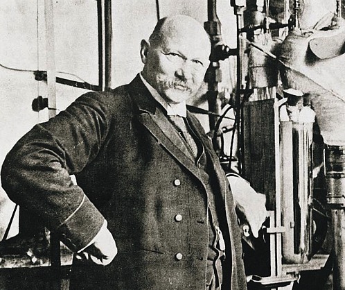 Nhà vật lý Heike Kamerlingh Onnes phát hiện ra tính chất siêu dẫn của thủy ngân vào năm 1911.