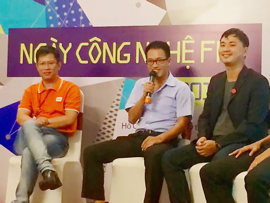 Ông Nguyễn Thanh Bình, sáng lập viên Cốc Cốc (ngồi giữa). Ảnh: H.L