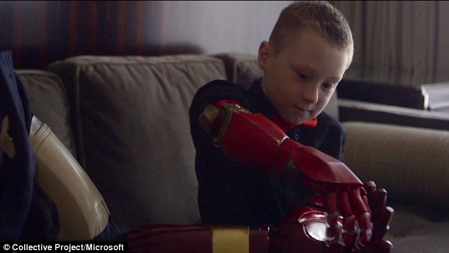 Cậu bé Alex Pring đang làm quen với cánh tay Iron Man mới của mình.