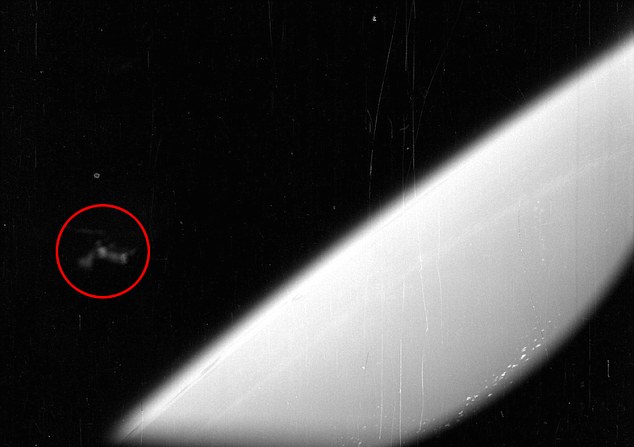 Tuyên bố của Hellyer có khả năng cung cấp nhiên liệu lý thuyết âm mưu người thường nhìn vào hình ảnh của Nasa cho bằng chứng về người ngoài hành tinh. Hình ảnh này được chụp bởi Mercury-Redstone 1A vào 19 tháng 12, năm 1960. &quot;Đó thực sự là trái đất trong nền và các UFO là trong không gian quan sát các viên nang Mercury, &apos;Scott Waring mới đây tuyên bố