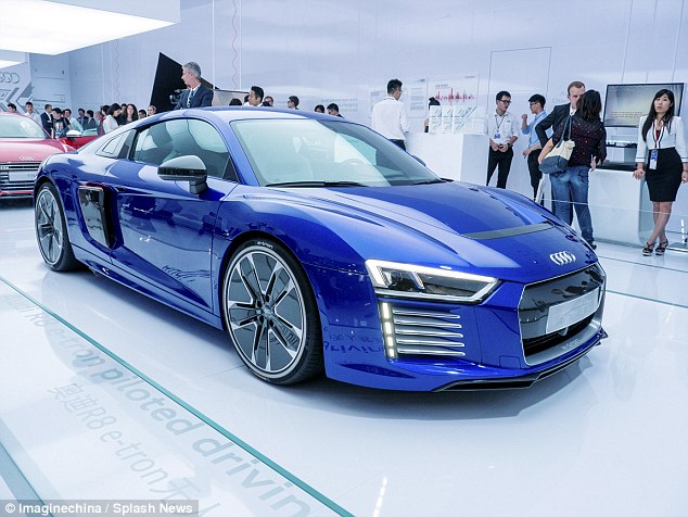 Audi đã công bố Audi R8 e-tron của nó thí điểm xe concept trong đó sử dụng một loạt các cảm biến xung quanh xe để lái xe tự thông qua giao thông. Audi cho biết chiếc xe, trong đó có một tốc độ tối đa 155mph, sẽ là một phòng thí nghiệm di động