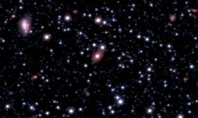  Thiên hà SAGE0536AGN là hình elip màu hồng ở chính giữa. 