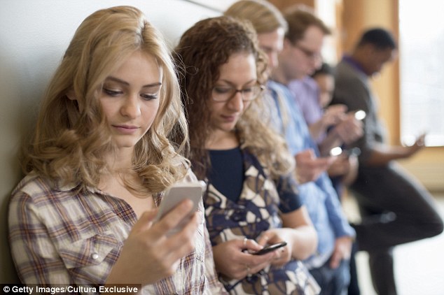  Rất nhiều bạn trẻ đang có thói quen cắm mặt vào smartphone. 