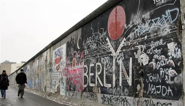 Bức tường Berlin được dựng lên để chia cắt vùng Tây và Đông Đức.