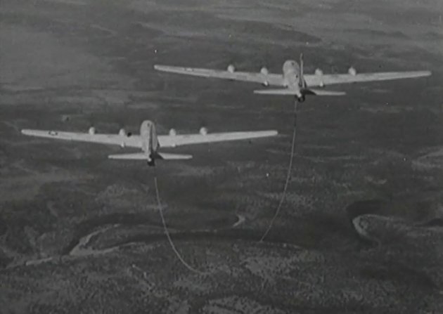 Chiếc B-50 đang được tiếp nhiên liệu trên không.