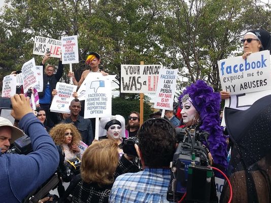 Gần 100 người tham gia biểu tình phản đối chính sách tên thật của Facebook tại Mỹ hôm 1/6. Ảnh: Internet