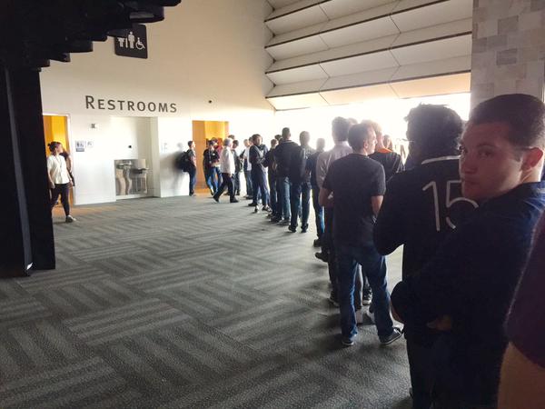 Khu vực vệ sinh nam tại WWDC 2015 luôn trong tình trạng quá tải.