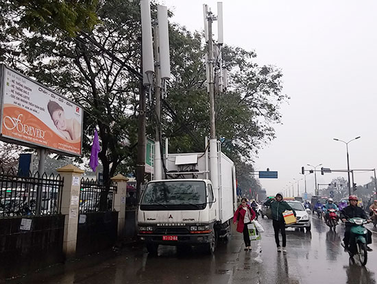Viettel đưa xe thu phát sóng lưu động đến bến xe phía Nam của Hà Nội để chống nghẽn mạng