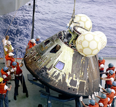 Module tàu vũ trụ Apollo 13 trở về Trái đất an toàn cùng phi hành đoàn.
