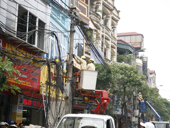 Lãnh đạo UBND thành phố Hà Nội yêu cầu các cơ quan, đơn vị trực tiếp quản lý công trình hạ tầng kỹ thuật phải kiểm tra, xác minh và tổ chức xử lý sự cố ngay sau khi tiếp nhận thông tin về sự cố (Ảnh: Thái Anh)