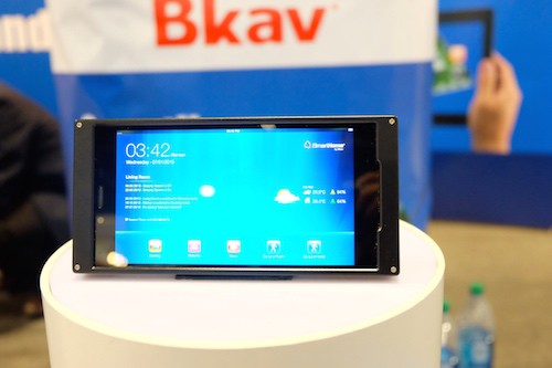 Điện thoại của Bkav bất ngờ xuất hiện tại triển lãm CES 2015. Ảnh: VnReview.