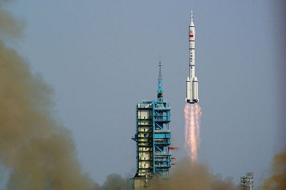 Thần Châu 9 là tàu vũ trụ có người lái đầu tiên của Trung Quốc.