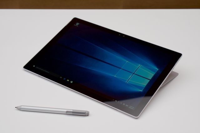  Surface Book ra mắt được đánh giá rất cao. 