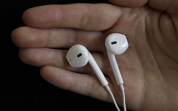 Chiếc tai nghe earbud quen thuộc của Apple.