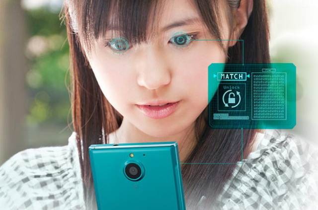 Arrow NX F-04G là smartphone đầu tiên có tính năng quét võng mạc. Ảnh: NTT Docomo.