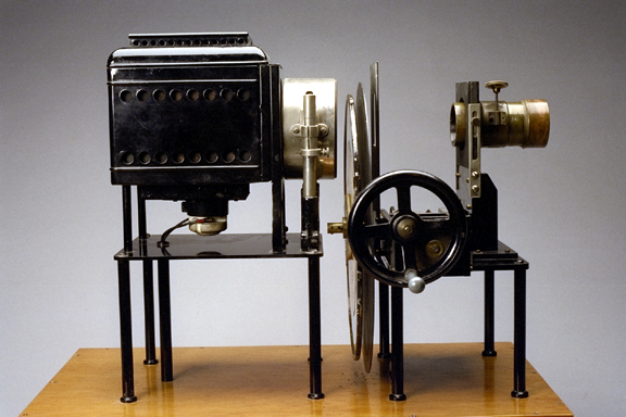 Zoopraxiscope chính là hiếc máy chiếu đầu tiên trên thế giới.