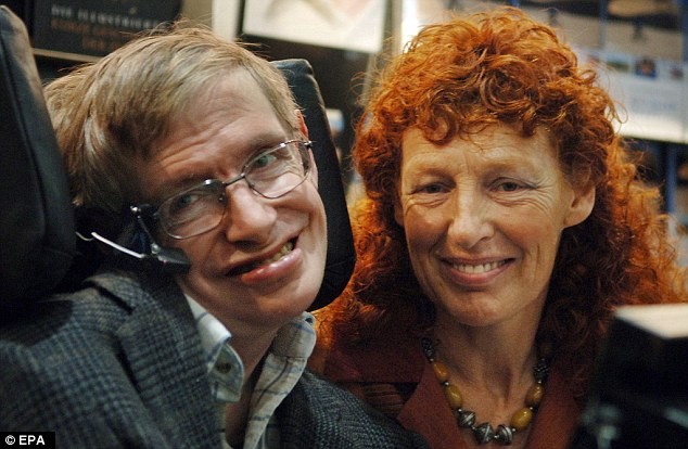  Giáo sư Stephen Hawking và người vợ thứ hai, bà Elaine, trong một bức ảnh họ chụp năm 2005. Ảnh: EPA 