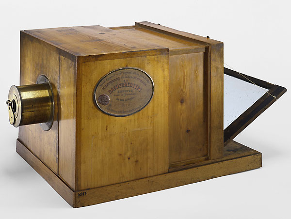 Chiếc máy ảnh đầu tiên của Daguerre. 